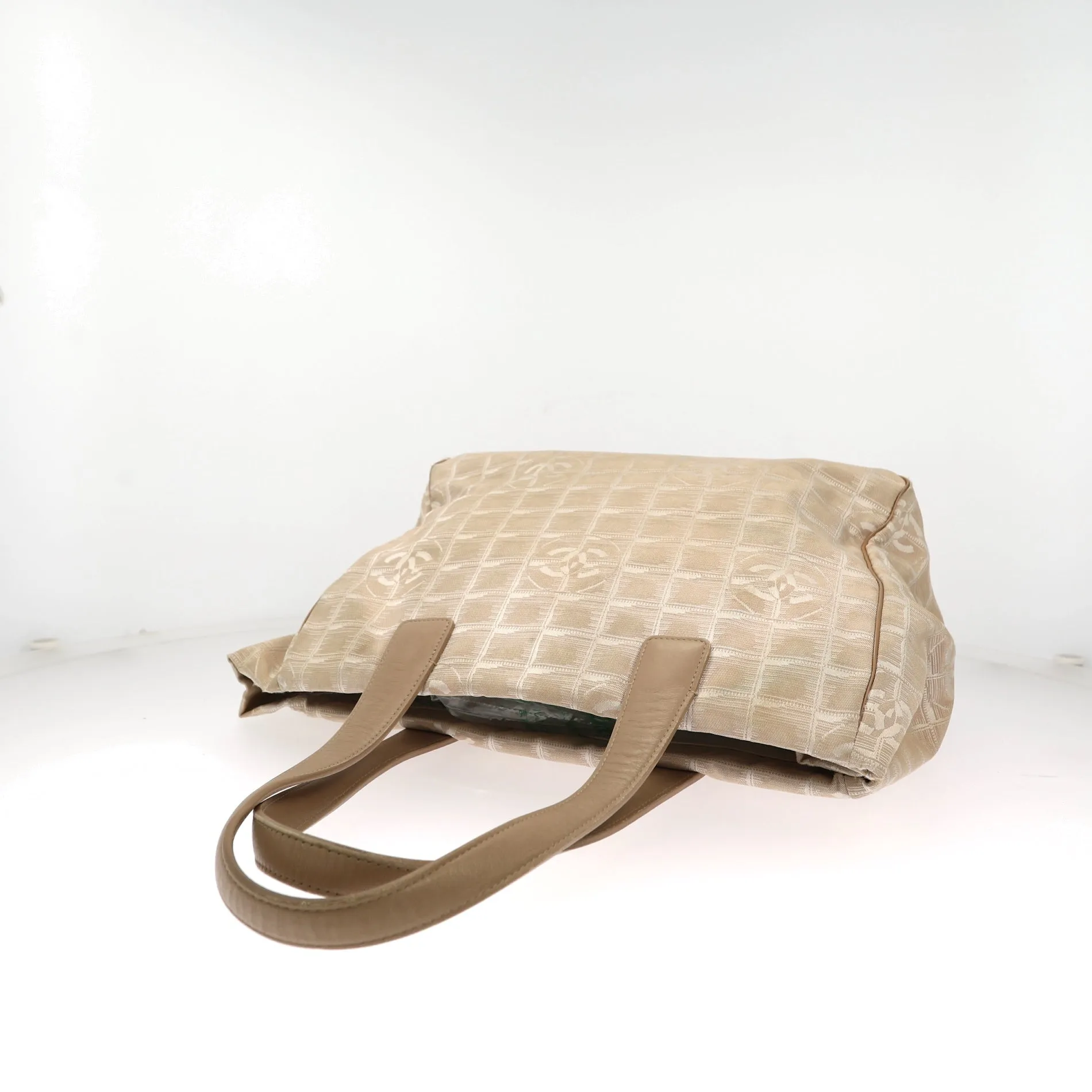 CHANEL Shoulder Bag in Beige Fabric