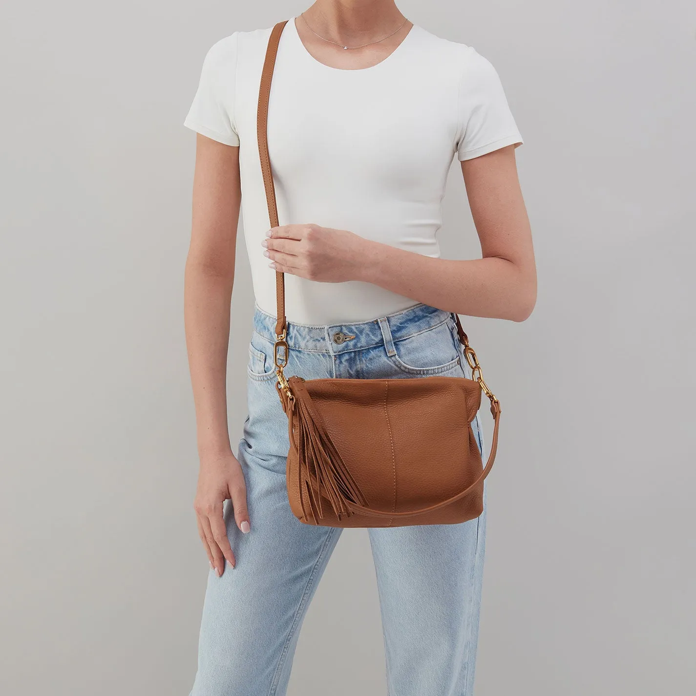Kori Crossbody In Pebbled Leather - Warm Honey