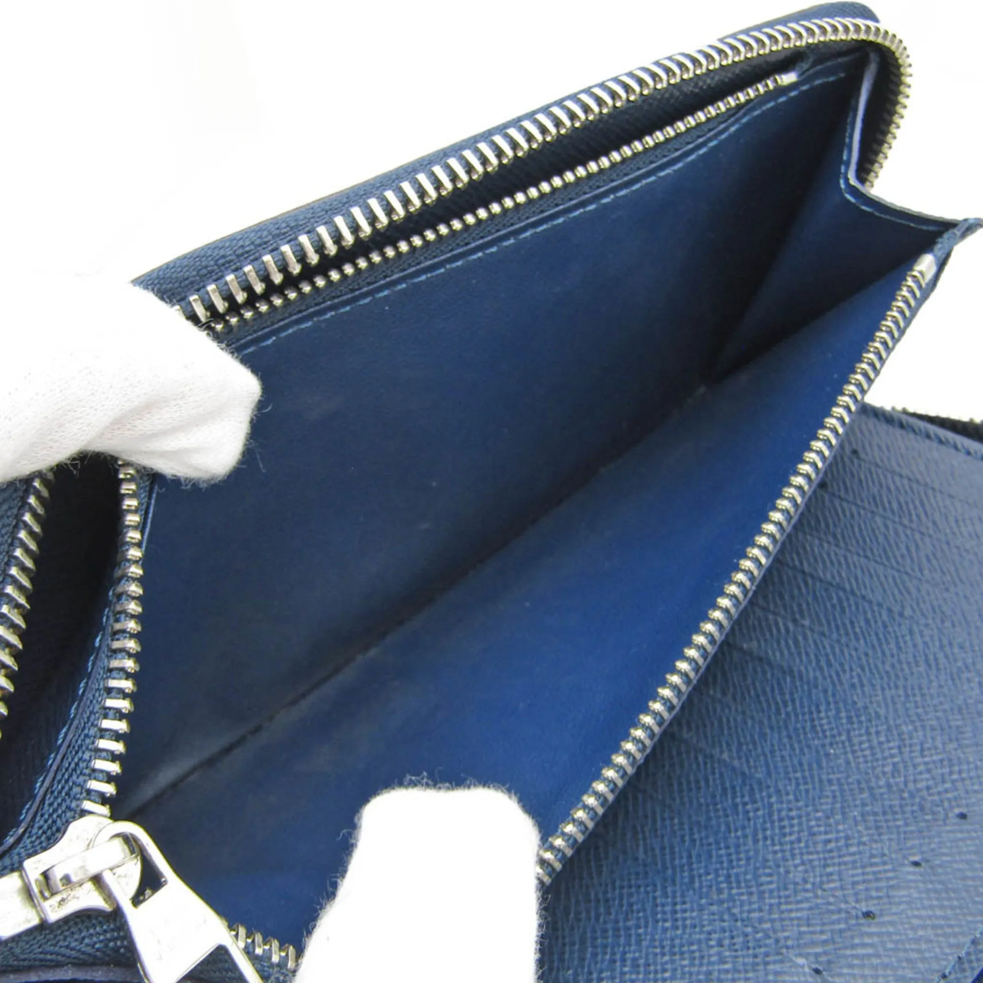 Louis Vuitton Taiga Navy Ocean Taiga Leather Long Wallet (Bi-Fold) (Pre-Owned)