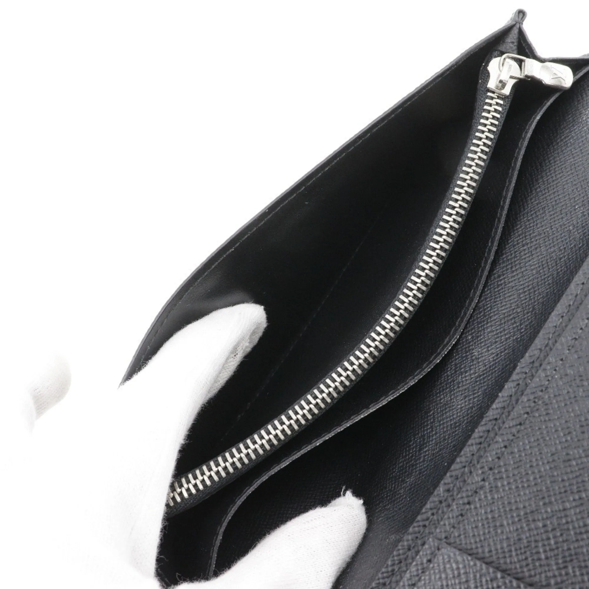 Louis Vuitton Taiga Noir Taiga Leather Long Wallet (Bi-Fold) (Pre-Owned)