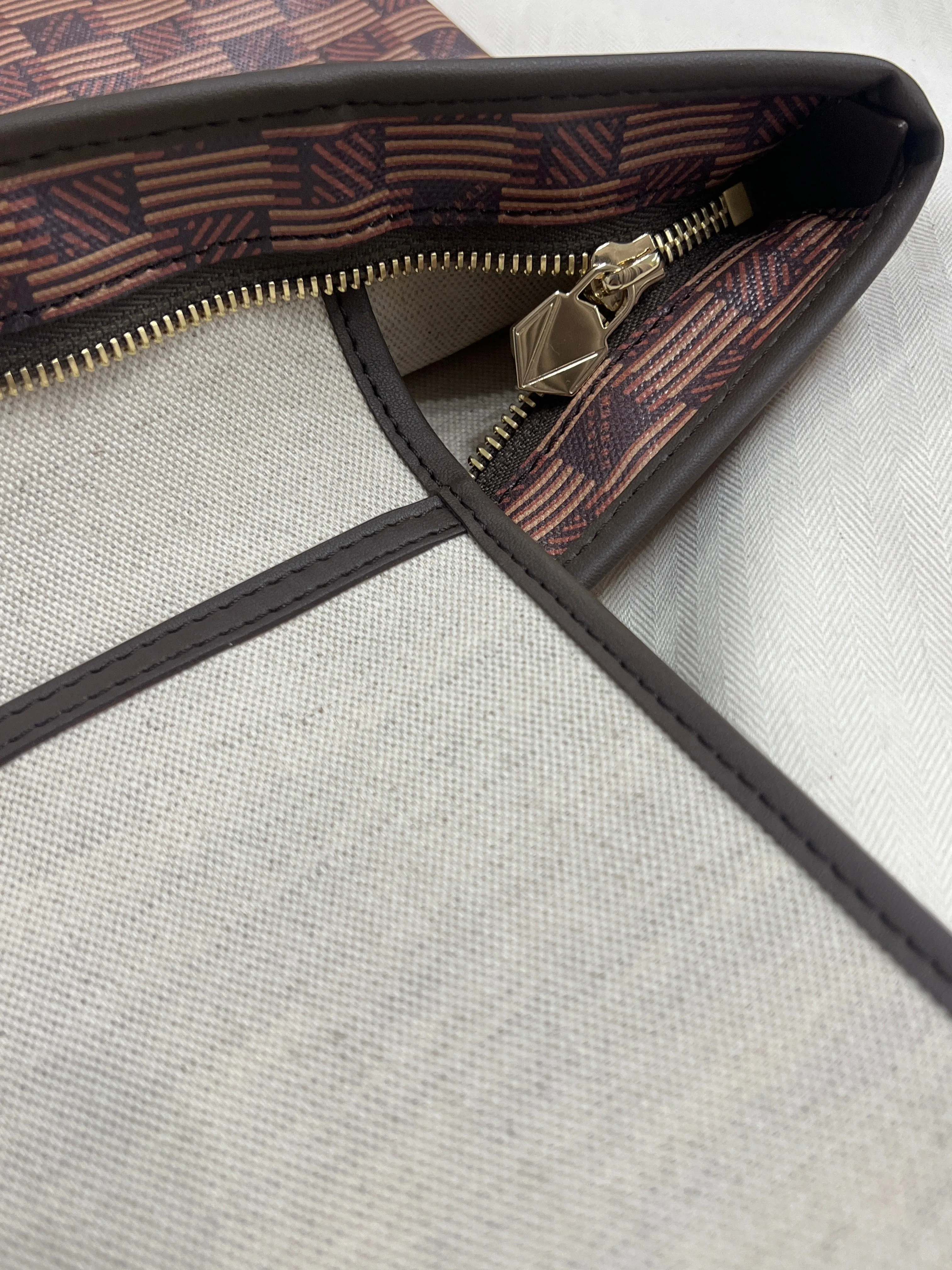new Saint Tropez Zip Tote MM, Chocolate