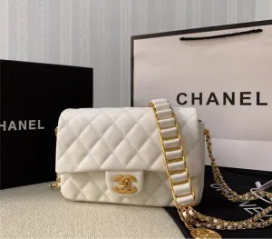 Woman Chanel shoulder handbag